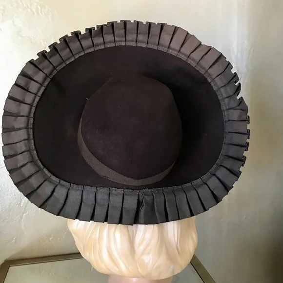 OUTSTANDING 1930s BROWN FELT HALO WIDE BRIM HAT WITH PLEATED GROSGRAIN EDGING